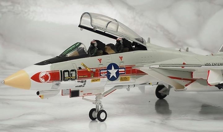 F-14A Tomcat VF-1 “Wolf pack” NK100, Operation Frequent Wind, BuNo 158979, 1:72, Calibre Wings 