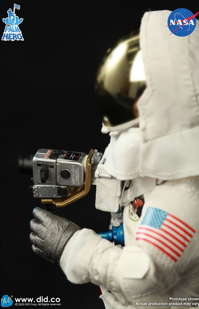 Neil Armstrong, Commander of Apollo 11, 1:12, Did XS80033 