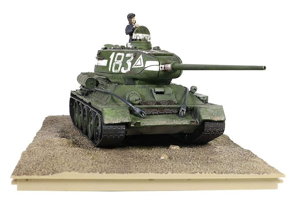 T-34/85, Soviet Medium Tank, 1944, w/1 Figure, 1:32, Forces of Valor 