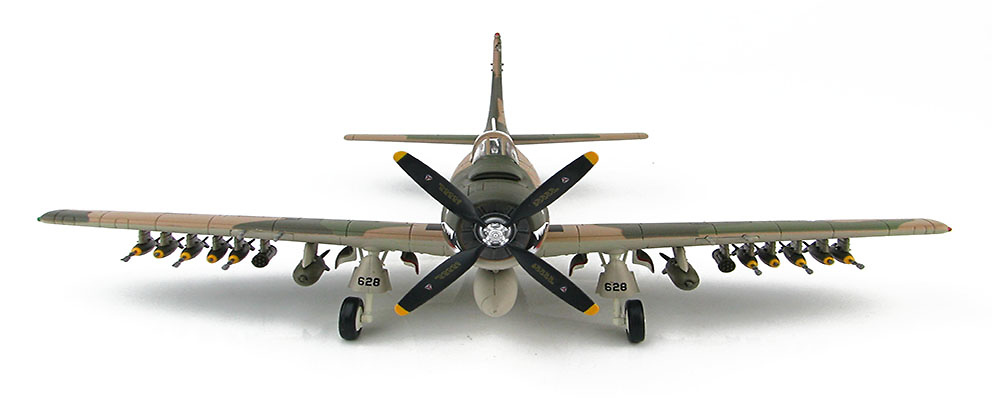 Douglas A-1H Skyraider TS/53-137628, 22nd SOS, 56th SOW, Vietnam del Sur, 1:72, Hobby Master 