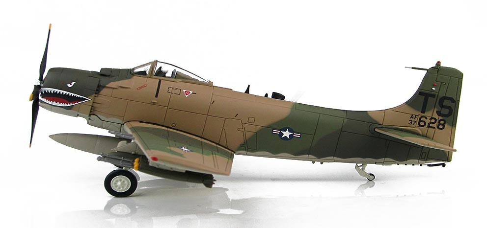 Douglas A-1H Skyraider TS/53-137628, 22nd SOS, 56th SOW, Vietnam del Sur, 1:72, Hobby Master 
