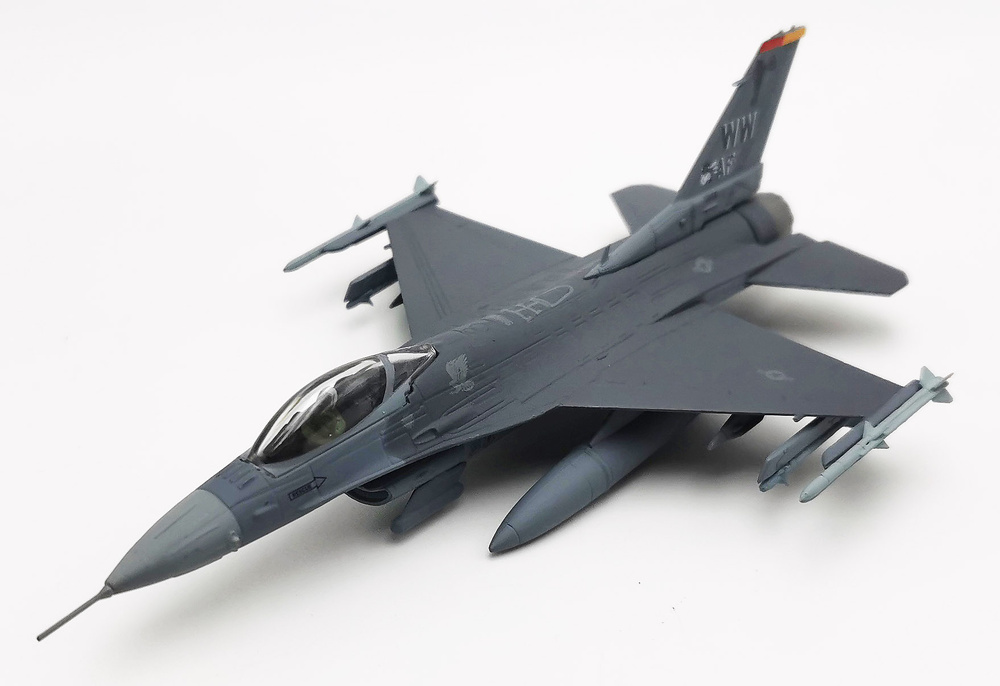 F-16CJ Fighting Falcon, USAF, 35th FW Bird for CO of 5th Air Forcem 2005, 1:100, Salvat 