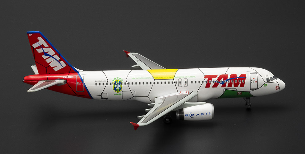 Airbus A320, TAM Linhas Aéreas, con pista de aterrizaje, 1:400, Dragon Wings 