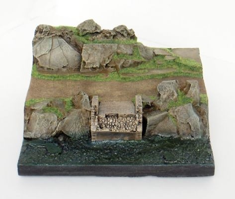 Base con rocas altas con río, en plástico, para pintar, 1:72, Mark Model 