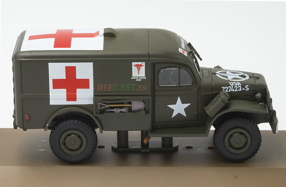 Vehicles and Armoured WW2 N° 31 Dodge WC54 cross Red Ambulance Ixo Atlas 1/43 