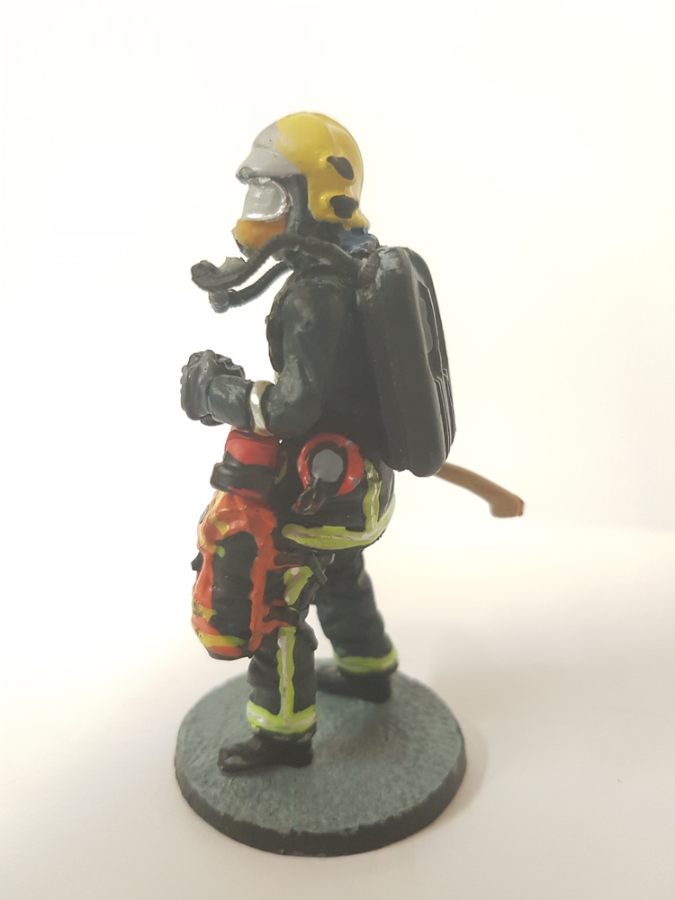 Firefighter with anti-smoke respiratory mask, Yvelines, 2011, 1:30, Del Prado 