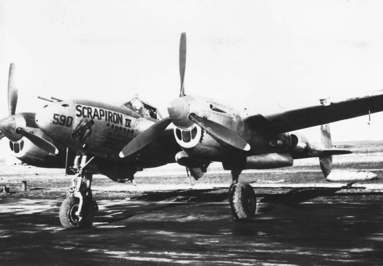 Lockheed P-38J Lightning, 44-23590 ‘Scrapiron IV’ Capt. L E Blumer, Francia, 1944, 1:72, Corgi 