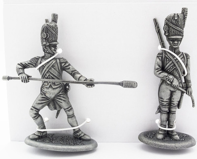 Gunner Guard with Fire Boot, Gunner Guard with Cannon Tube Cleaner, 1:24, Atlas Editions